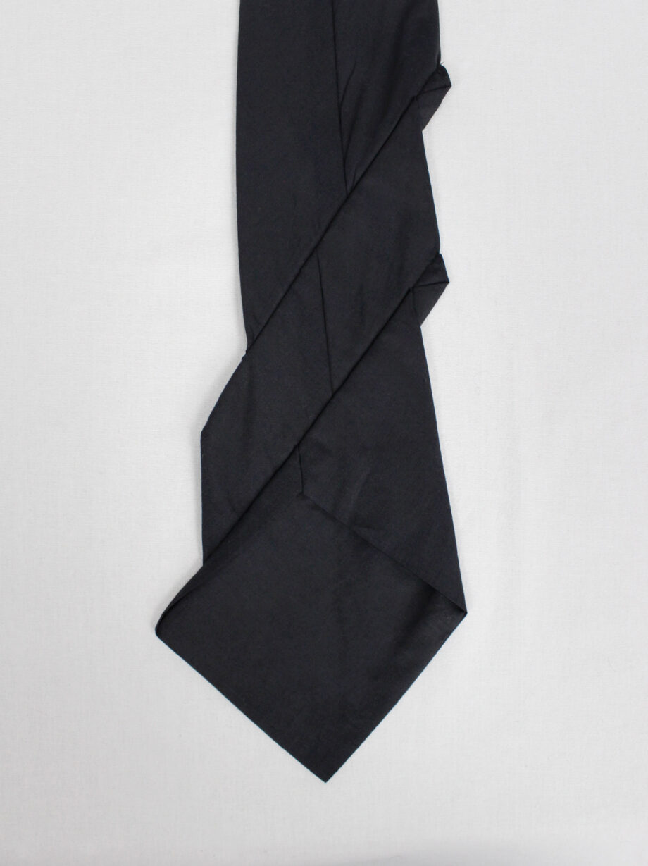 Christophe Coppens dark navy twisted tie folded diagonally in origami style (6)