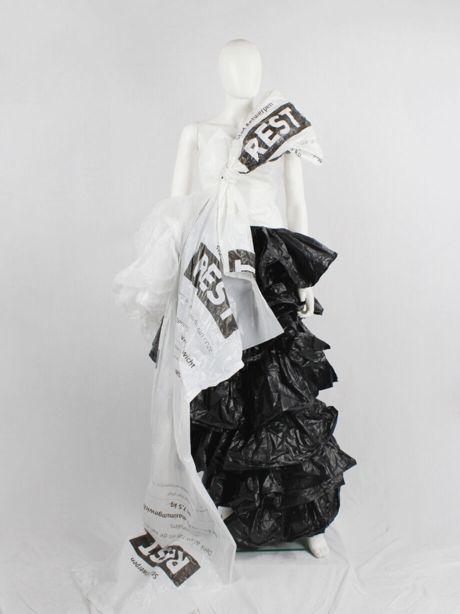 vintage af Vandevorst bustier made of trashbags with large bow and sash fall 2017 couture (19)