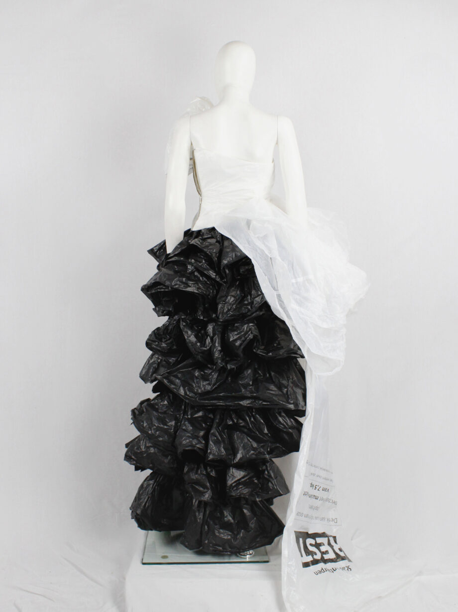 vintage af Vandevorst bustier made of trashbags with large bow and sash fall 2017 couture (23)