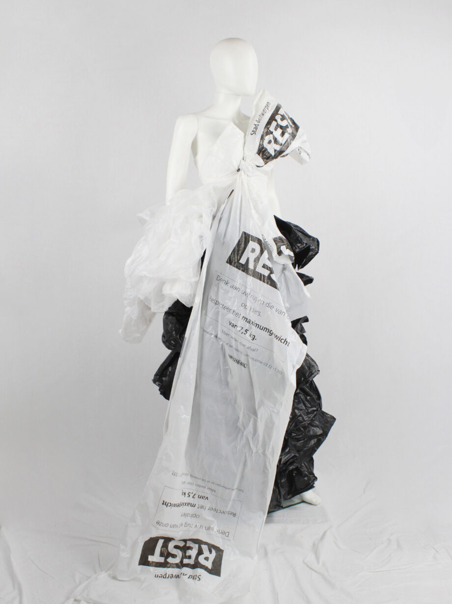 vintage af Vandevorst bustier made of trashbags with large bow and sash fall 2017 couture (28)