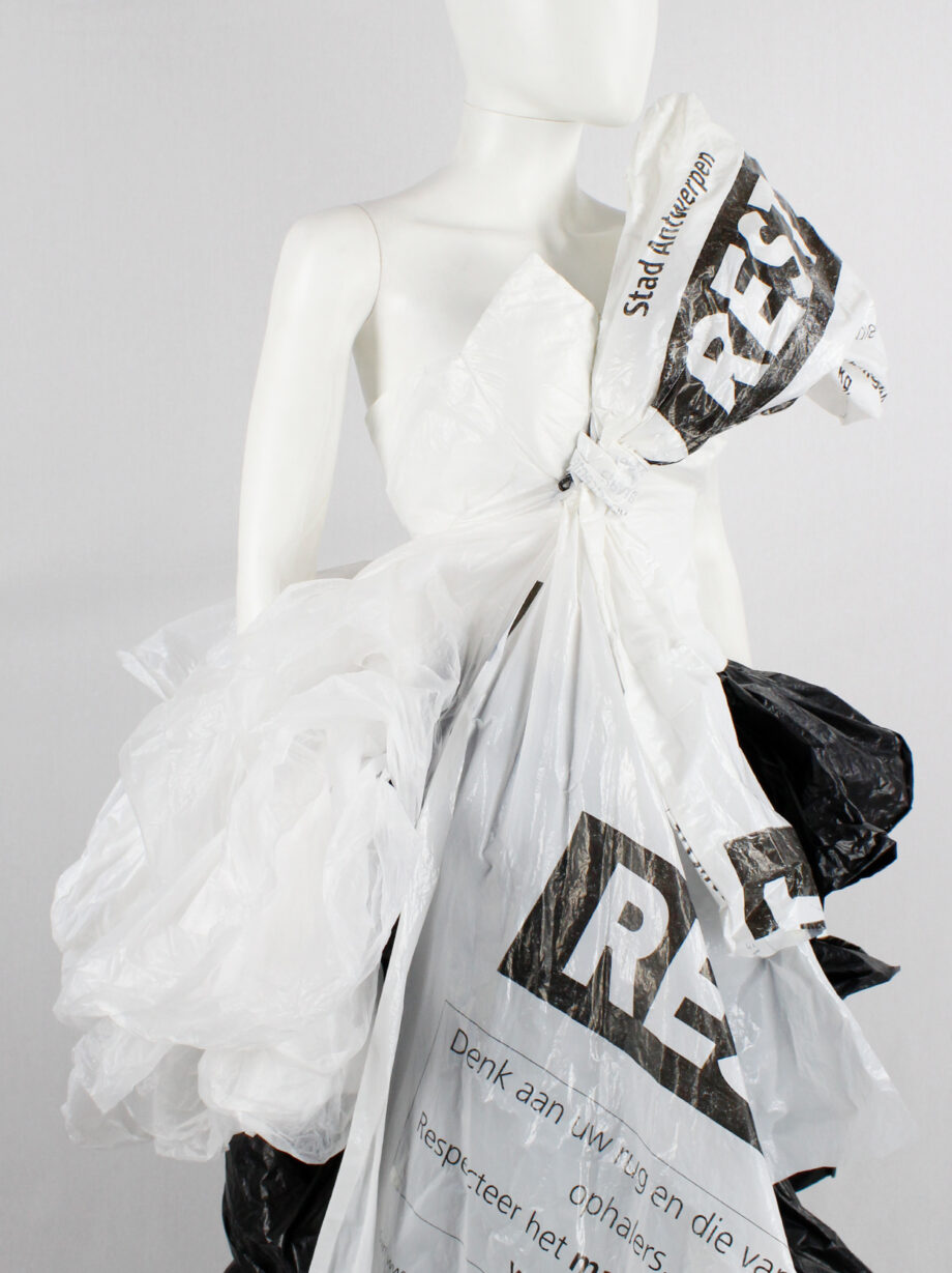vintage af Vandevorst bustier made of trashbags with large bow and sash fall 2017 couture (29)