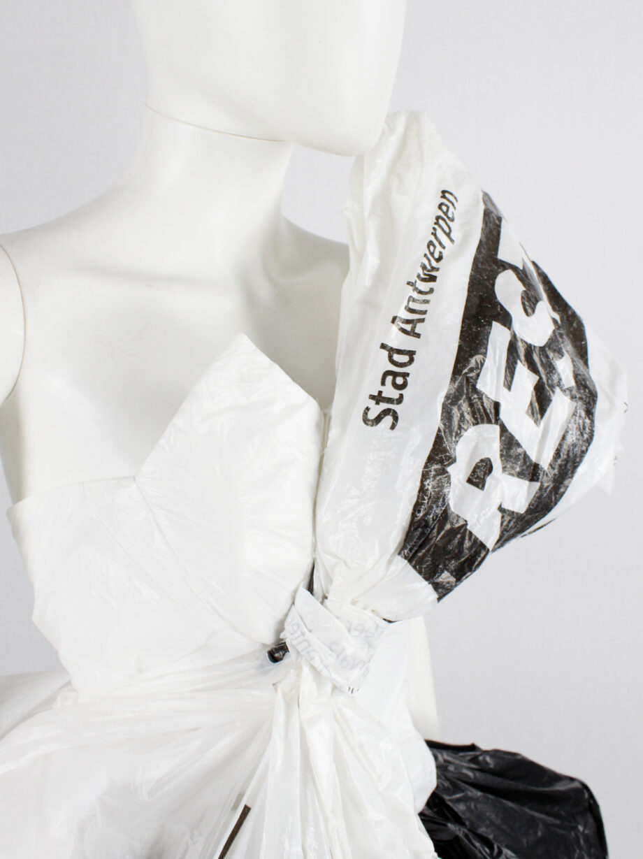 vintage af Vandevorst bustier made of trashbags with large bow and sash fall 2017 couture (30)