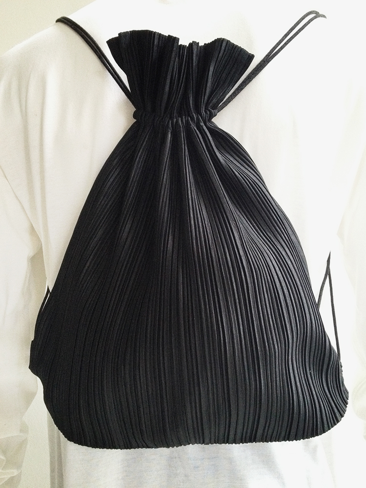 Issey Miyake black pleated drawstring backpack - V A N II T A S