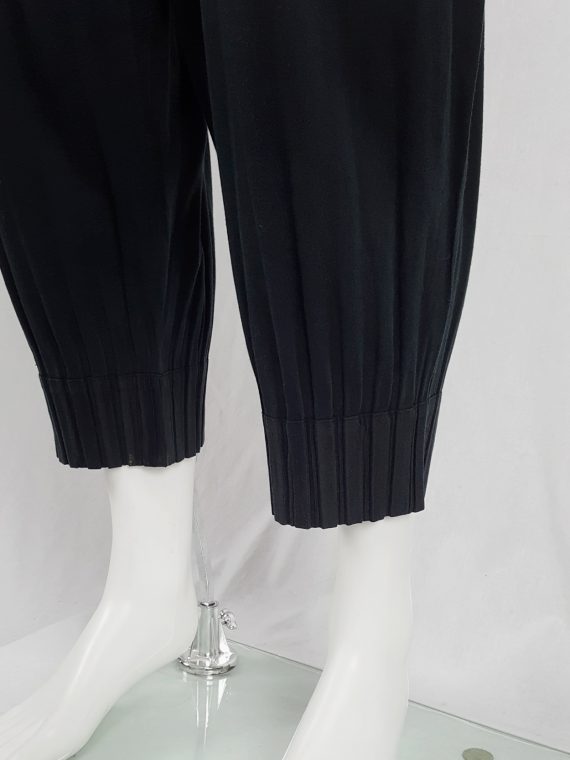vaniitas Issey Miyake Men black harem trousers with pleats on the waist and hems 145410