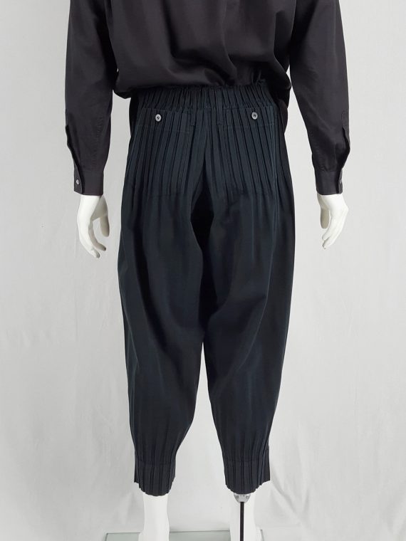 vaniitas Issey Miyake Men black harem trousers with pleats on the waist and hems 145727