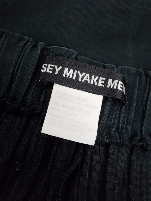 vaniitas Issey Miyake Men black harem trousers with pleats on the waist and hems 150656