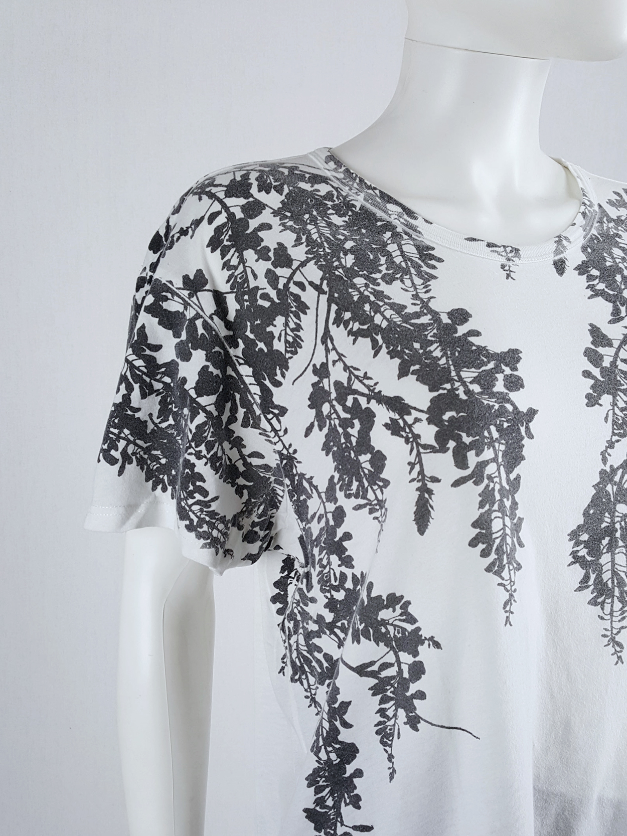 Ann Demeulemeester white t-shirt with black wisteria print — spring ...