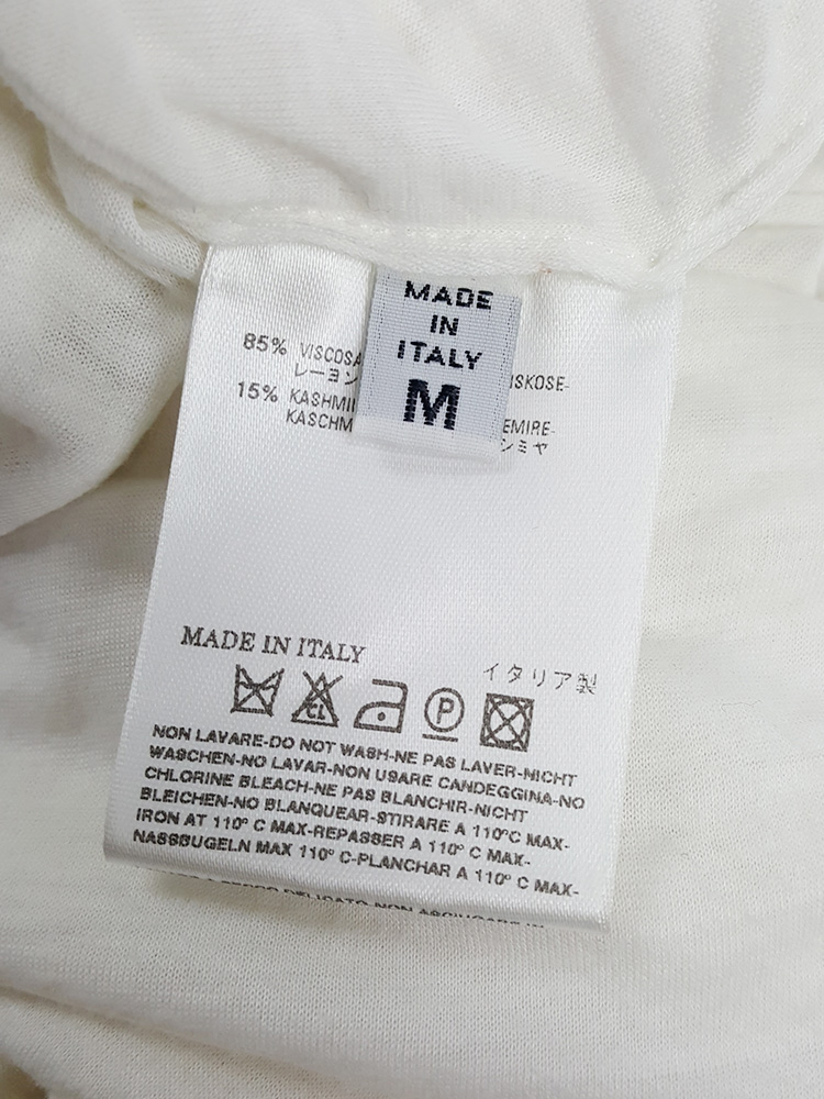 Maison Martin Margiela white t-shirt with hidden razor blade — fall ...