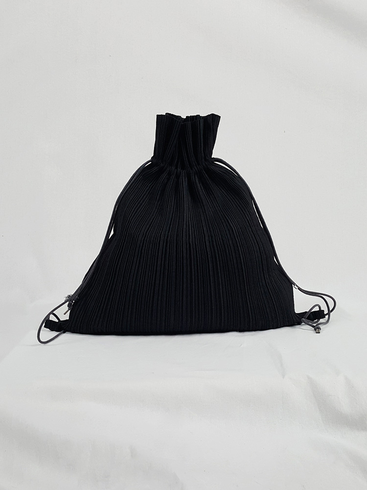 Issey Miyake black pleated drawstring backpack - V A N II T A S