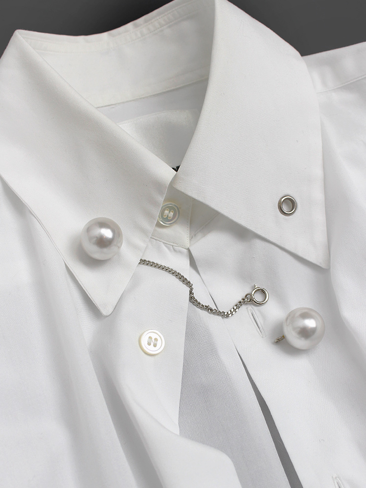 vintage Noir Kei Ninomiya white shirt with chain and large pearls on the collar spring 2017 (10)