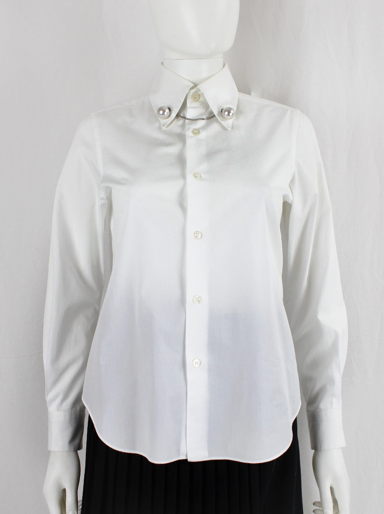 vintage Noir Kei Ninomiya white shirt with chain and large pearls on the collar spring 2017 (14)