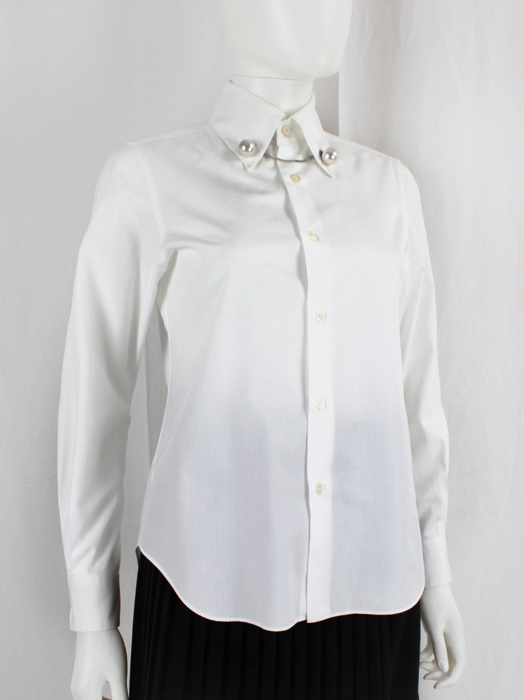 vintage Noir Kei Ninomiya white shirt with chain and large pearls on the collar spring 2017 (2)