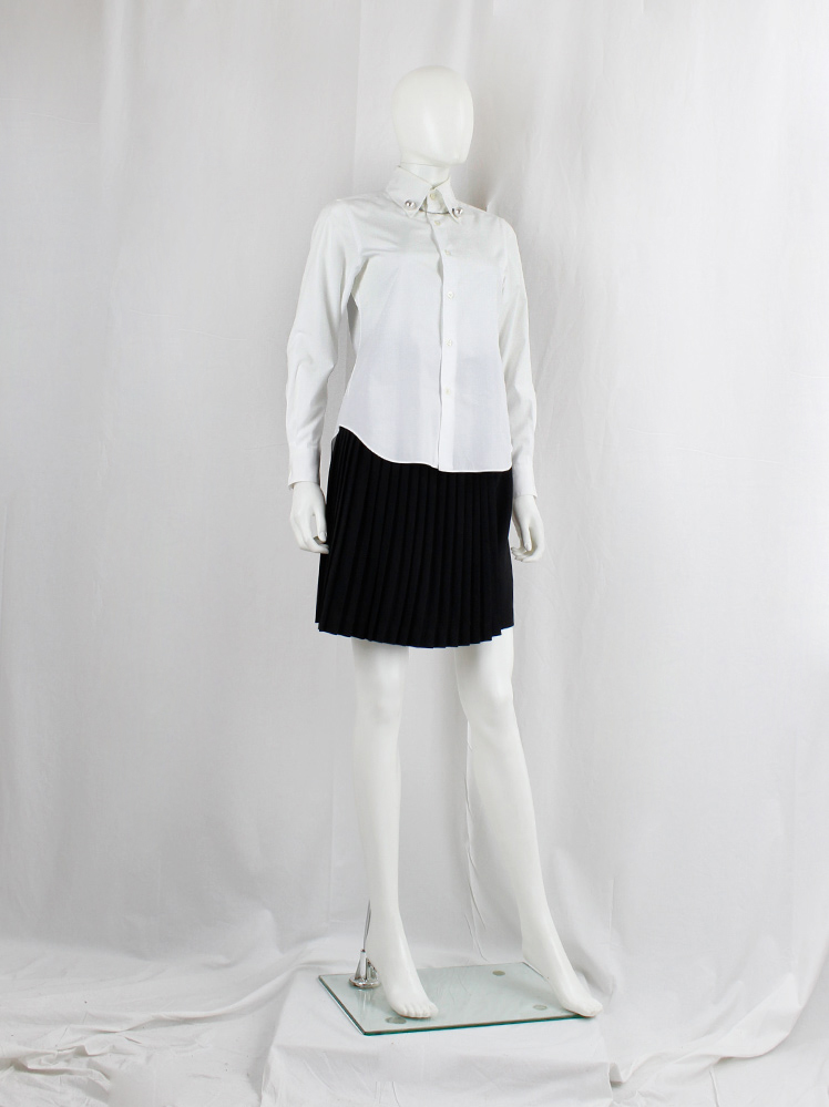 vintage Noir Kei Ninomiya white shirt with chain and large pearls on the collar spring 2017 (5)