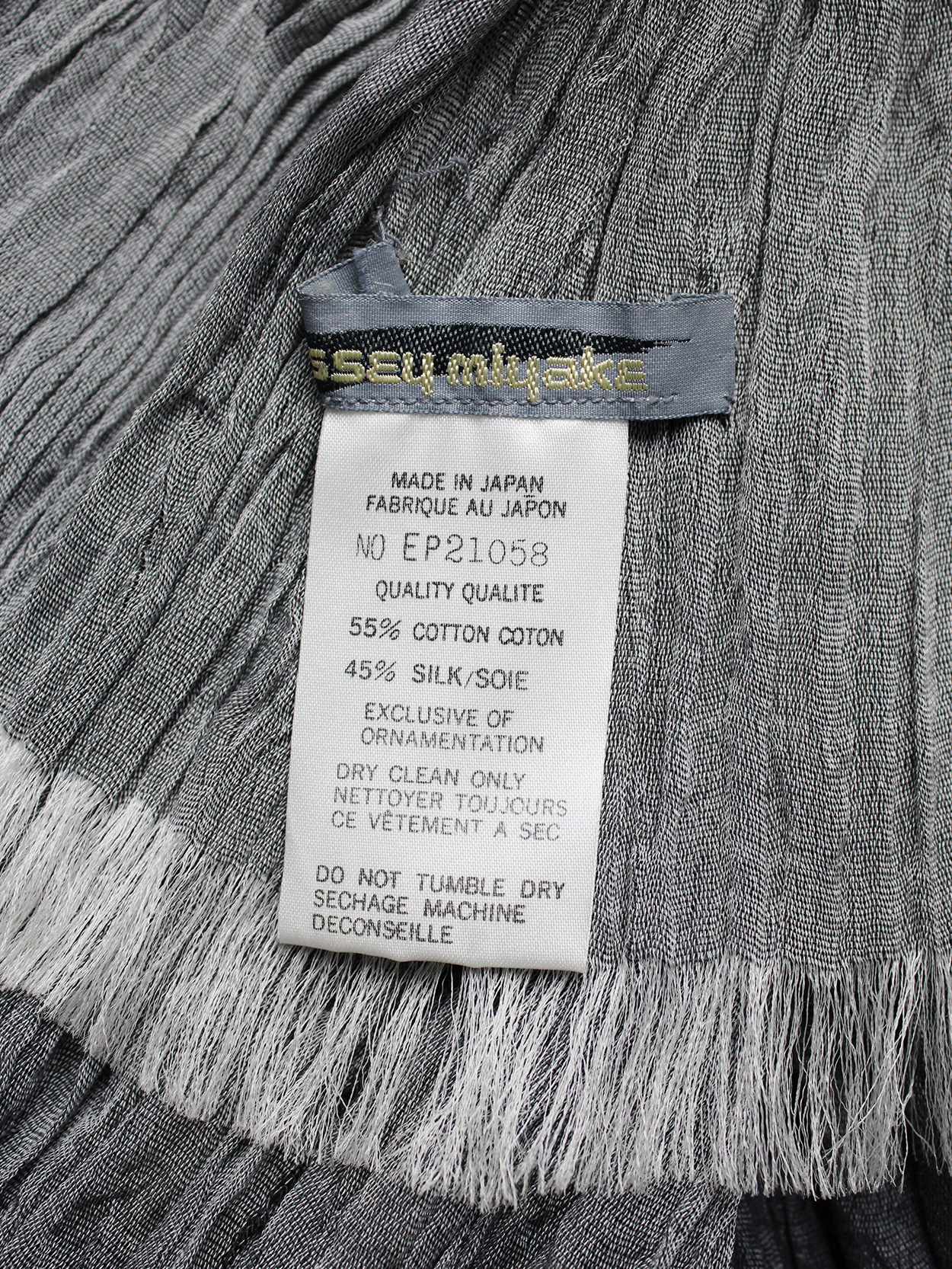 Issey Miyake grey ombre scarf with wrinkled pleats — 1980's - V A N II ...