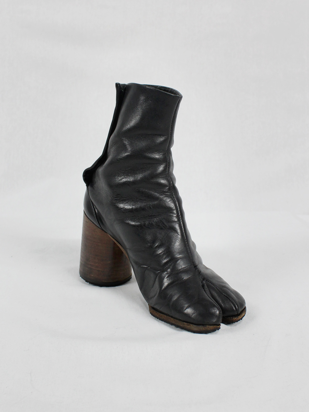 vaniitas vintage Maison Martin Margiela black tabi boots with round wooden heel 2001 4622