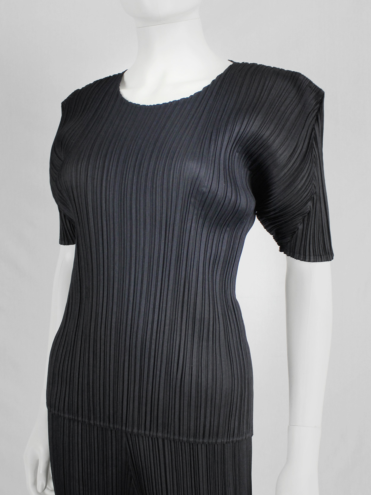 Issey Miyake Pleats Please dark blue t-shirt with square shoulders - V