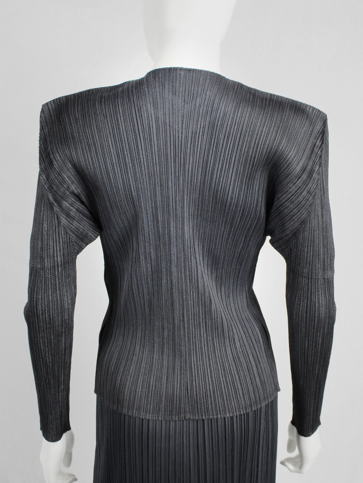 Issey Miyake Pleats Please dark grey button-up cardigan - V A N II T A S