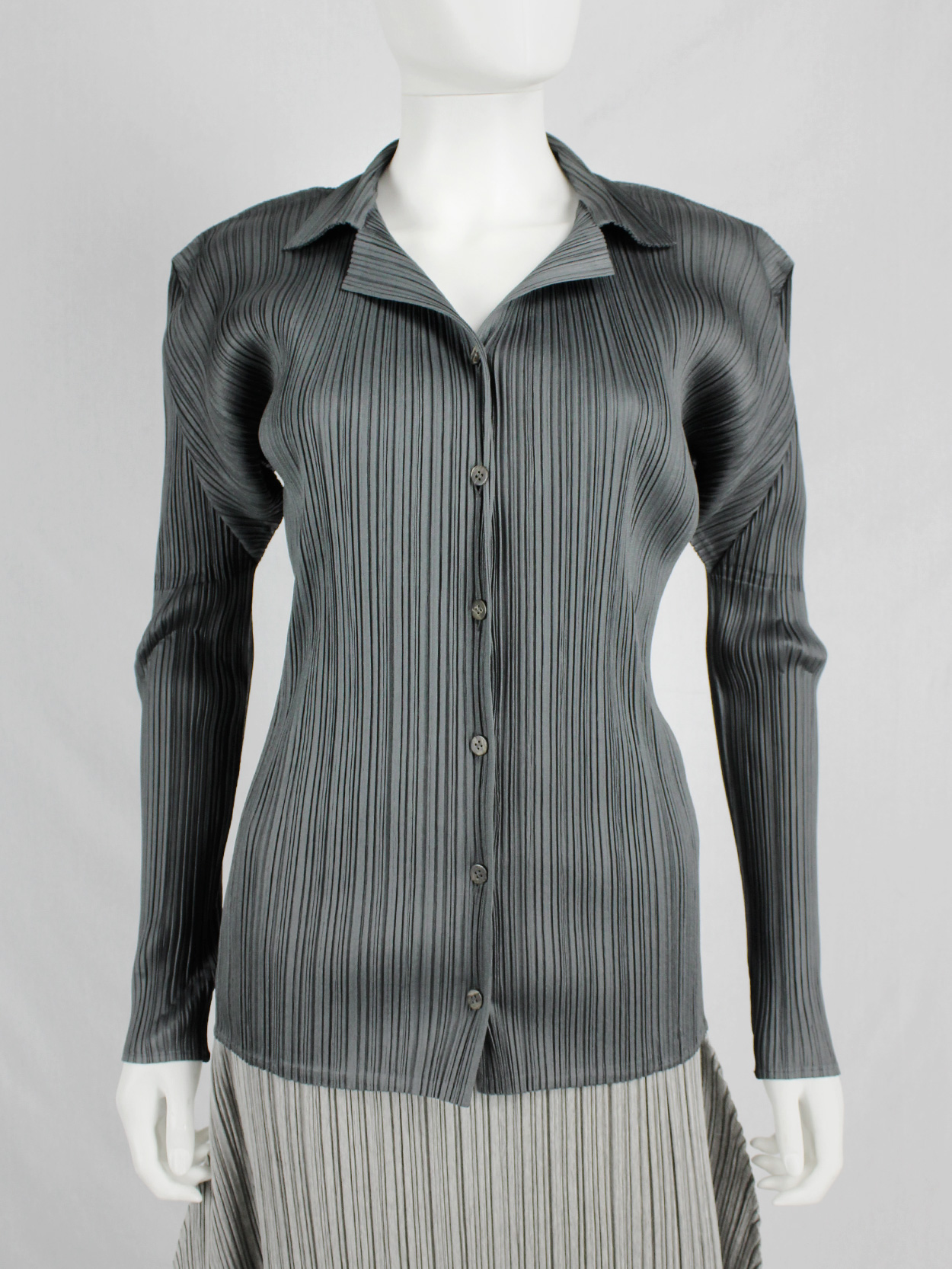 vaniitas Issey Miyake Pleats Please grey button-up cardigan with squared shoulders and lapels 1311