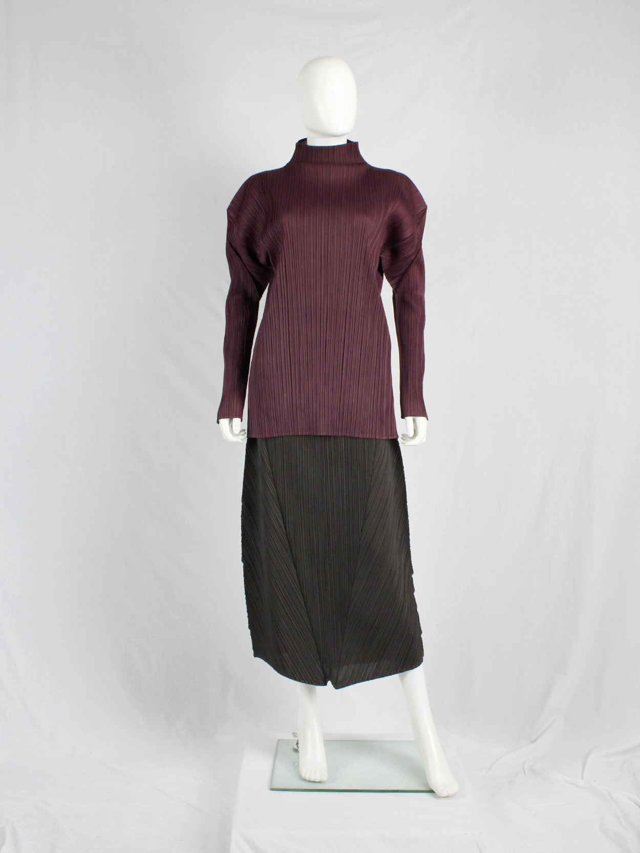 Issey Miyake pleated burgundy jumper with square shoulders - V A N II T A S