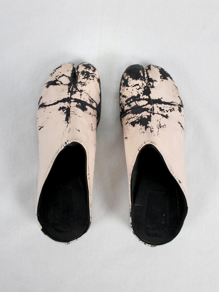 vaniitas vintage Maison Martin Margiela black tabi slippers painted in light pink spring 2002 1810
