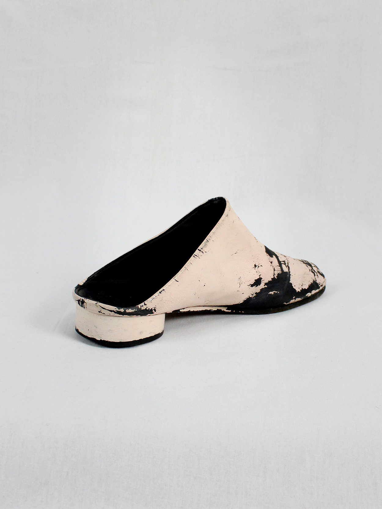 vaniitas vintage Maison Martin Margiela black tabi slippers painted in light pink spring 2002 1899