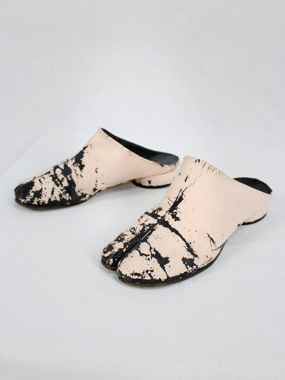 vaniitas vintage Maison Martin Margiela black tabi slippers painted in light pink spring 2002 5675