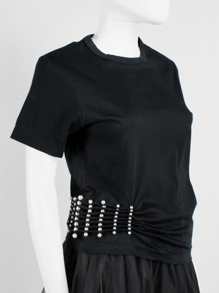 Noir Kei Ninomiya black t-shirt gathered at the waist by rows of pearls spring 2015 (4)