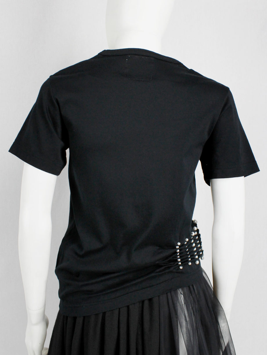 Noir Kei Ninomiya black t-shirt gathered at the waist by rows of pearls spring 2015 (6)