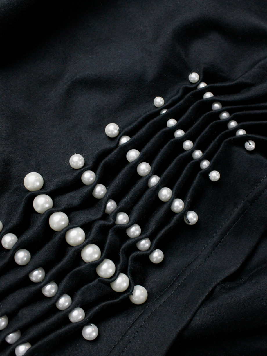 Noir Kei Ninomiya black t-shirt gathered at the waist by rows of pearls spring 2015 (8)
