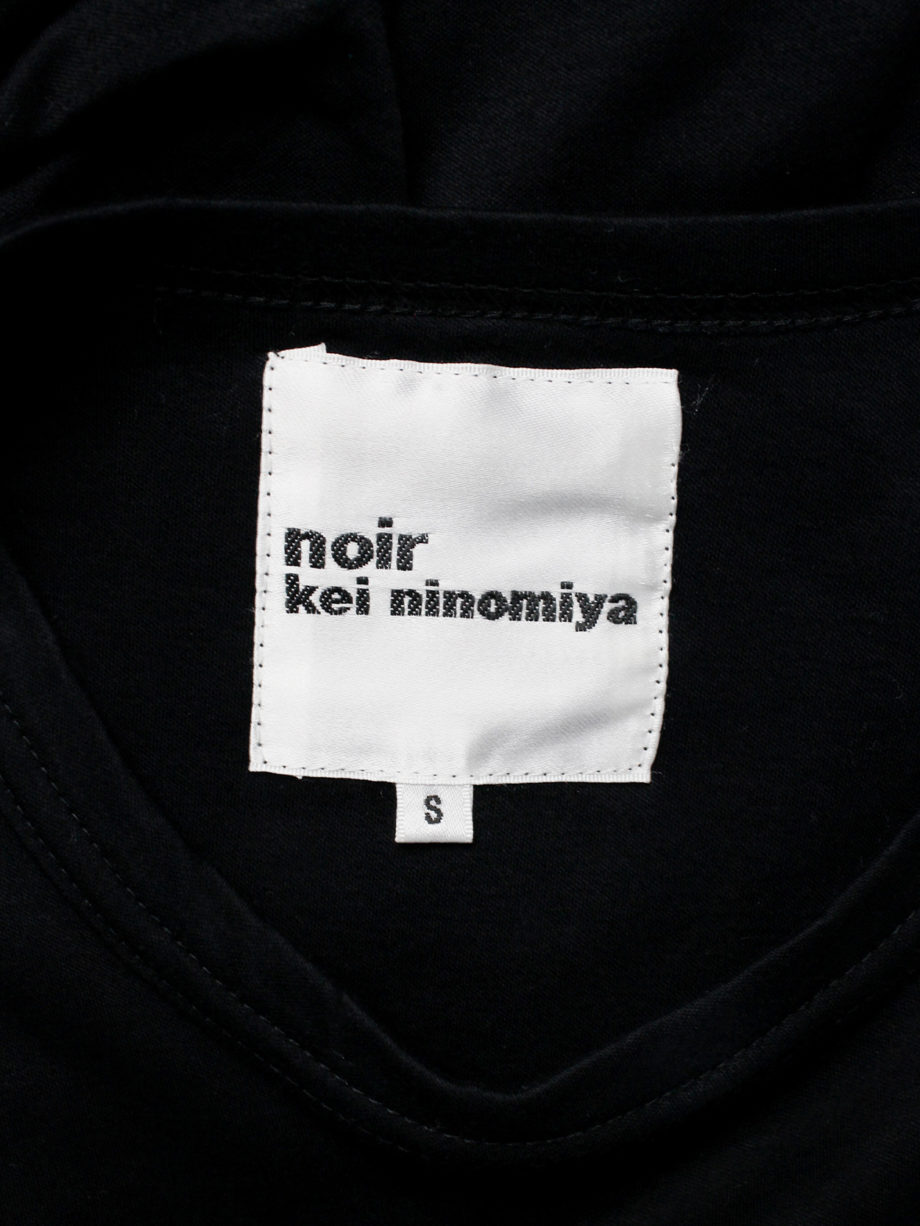 Noir Kei Ninomiya black t-shirt gathered at the waist by rows of pearls spring 2015 (9)