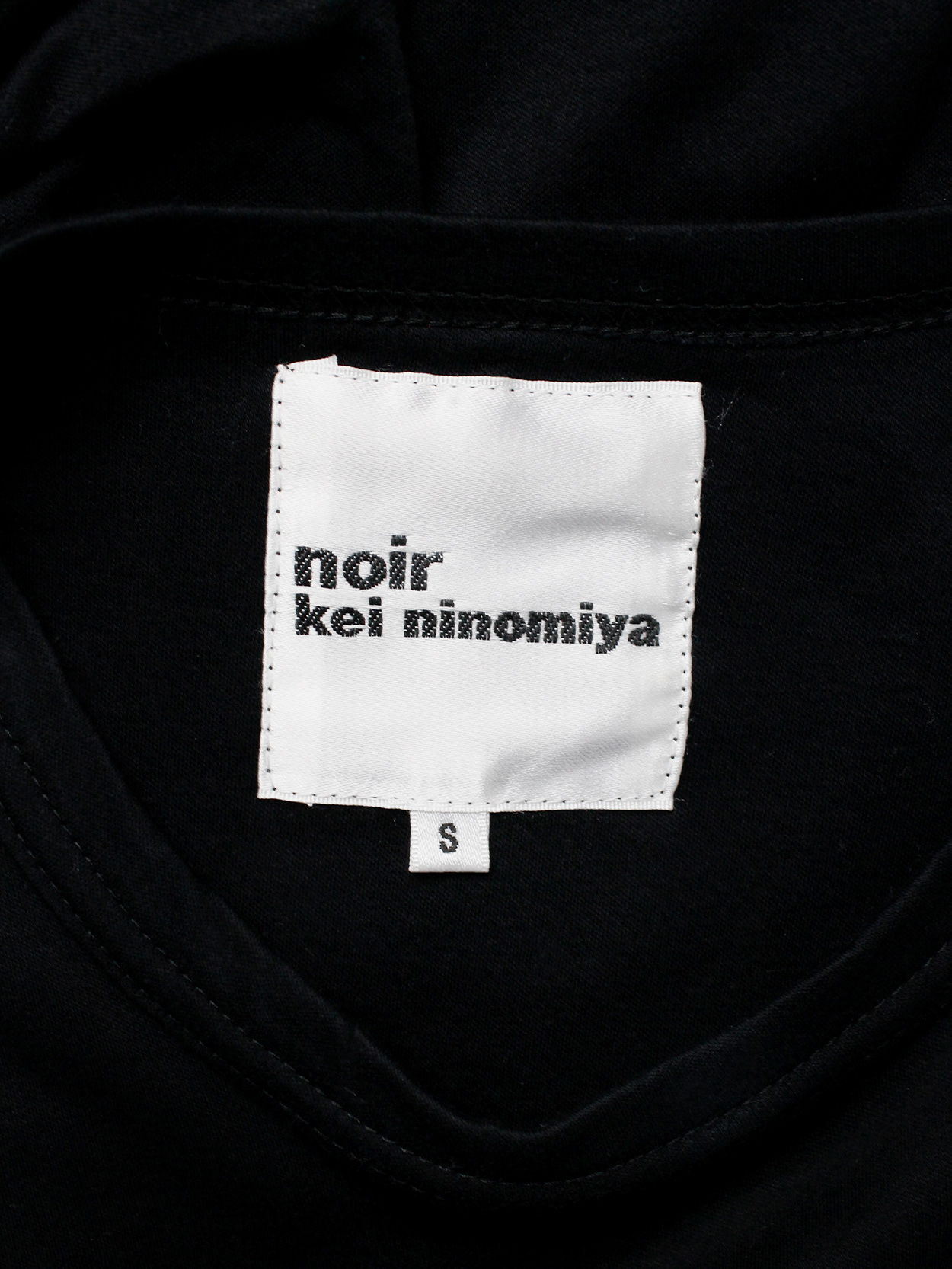 Noir Kei Ninomiya black t-shirt gathered at the waist by rows of pearls ...