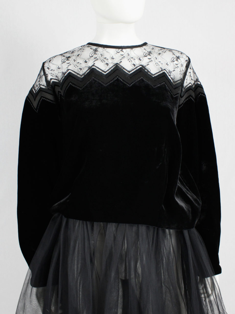 vaniitas Noir Kei Ninomiya black velvet jumper with lace top and zigzag embroidery runway fall 2017 (12)