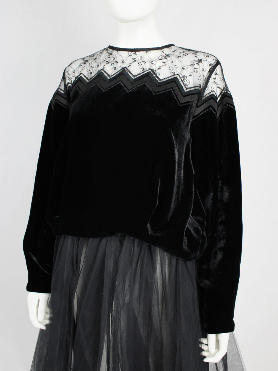 vaniitas Noir Kei Ninomiya black velvet jumper with lace top and zigzag embroidery runway fall 2017 (13)