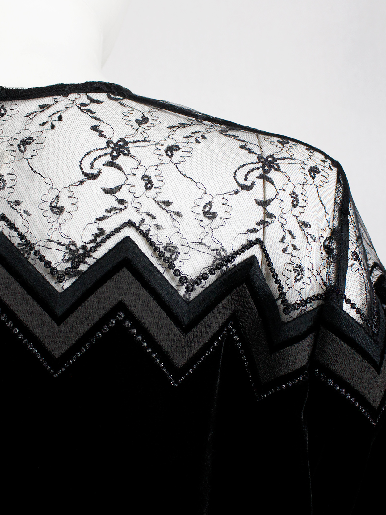 vaniitas Noir Kei Ninomiya black velvet jumper with lace top and zigzag embroidery runway fall 2017 (2)
