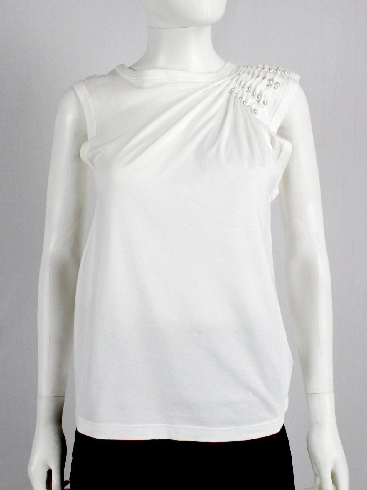 Noir Kei Ninomiya white top with the shoulder gathered by rows of ...