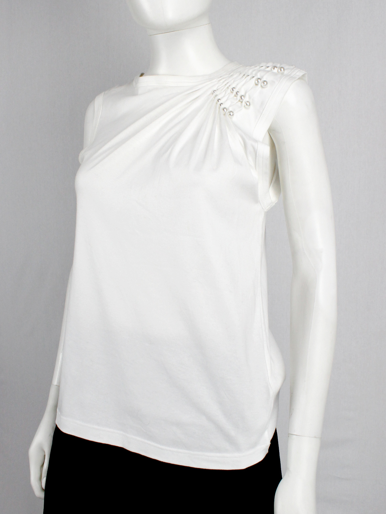 vaniitas Noir Kei Ninomiya white top with the shoulder gathered by rows of pearls (2)