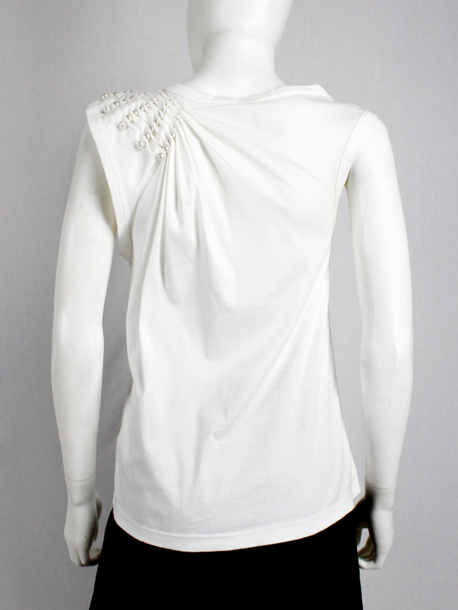 vaniitas Noir Kei Ninomiya white top with the shoulder gathered by rows of pearls (4)