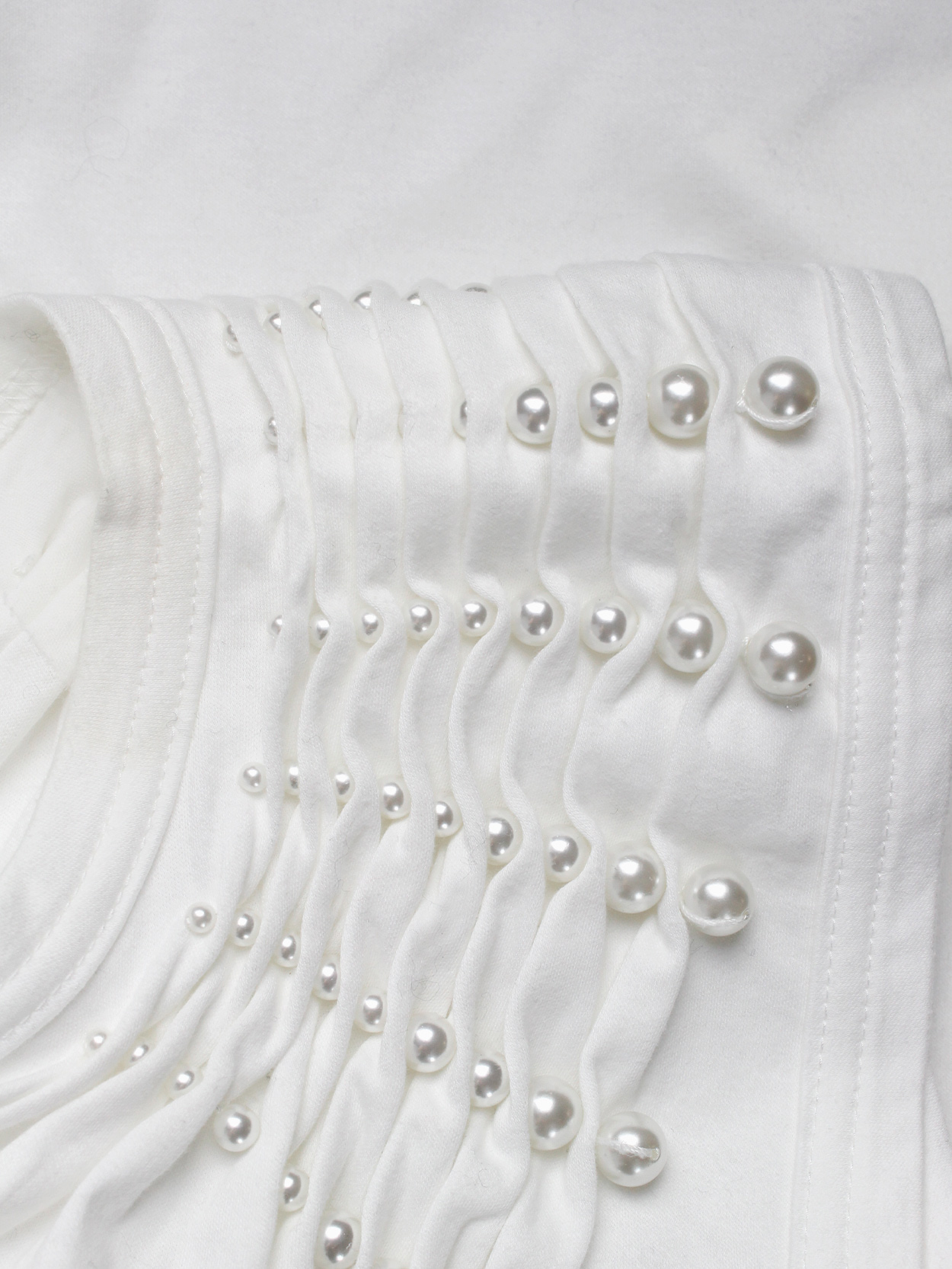 vaniitas Noir Kei Ninomiya white top with the shoulder gathered by rows of pearls (7)