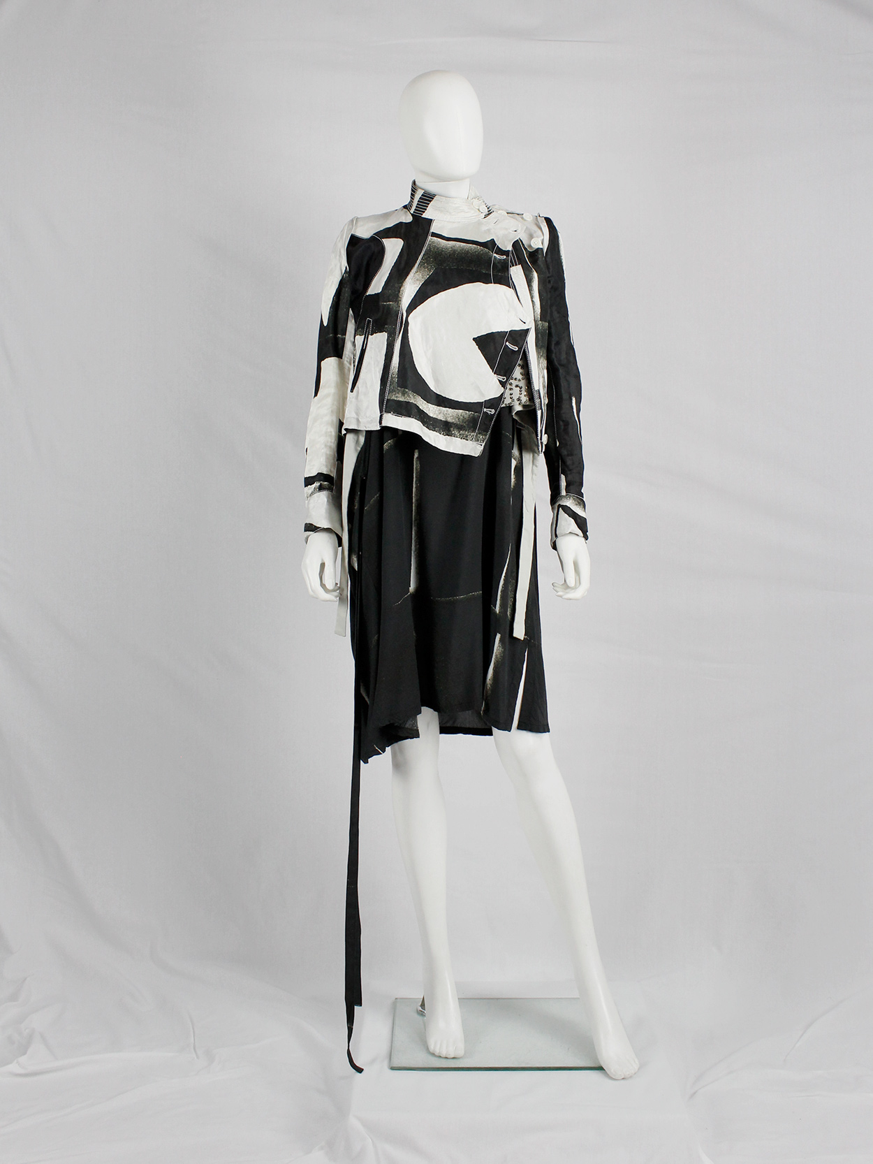 Ann Demeulemeester black and white fencing jacket with side button closure runway spring 2011 (6)