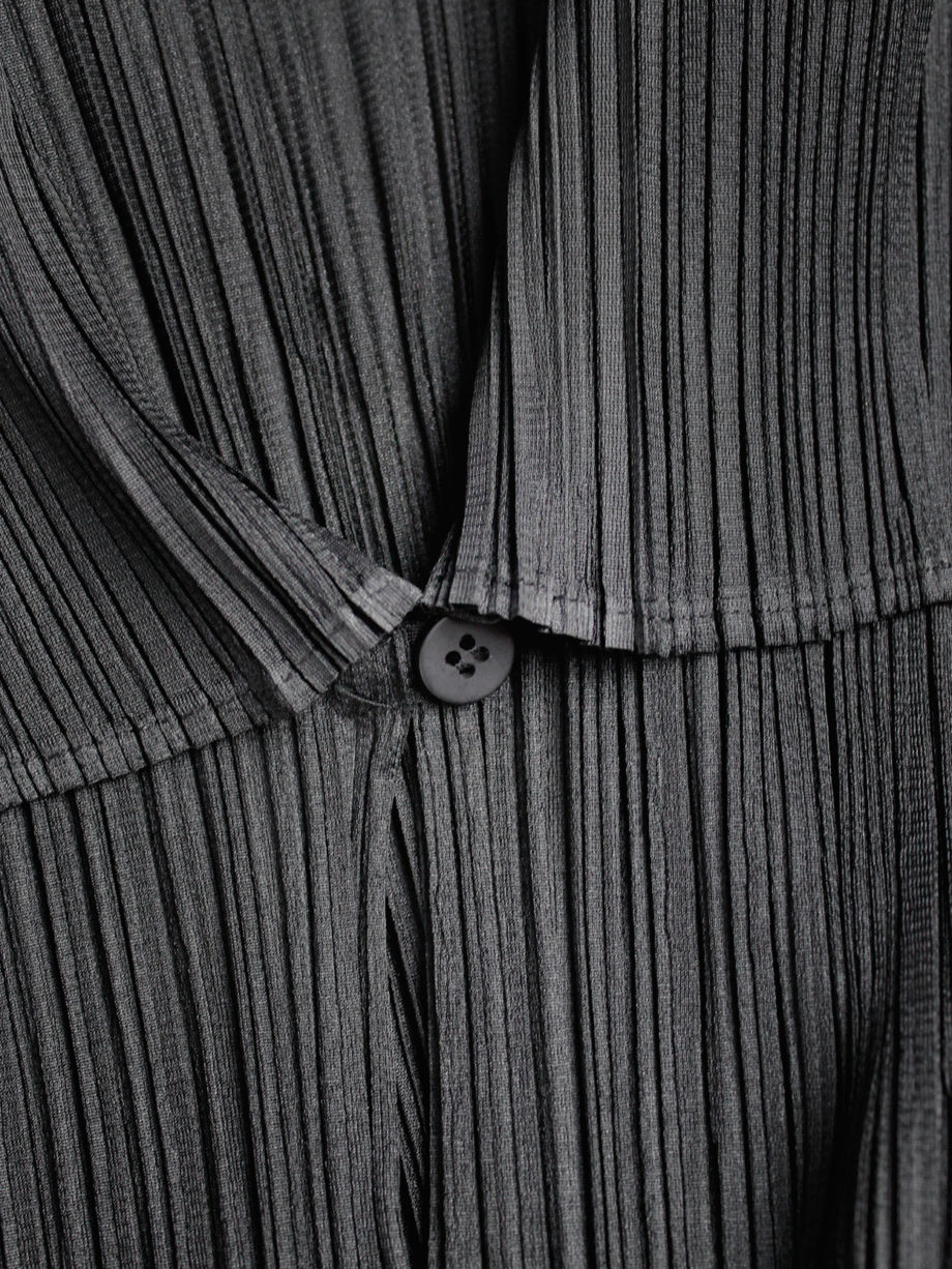 Issey Miyake Pleats Please black polo shirt with square shoulders (4)