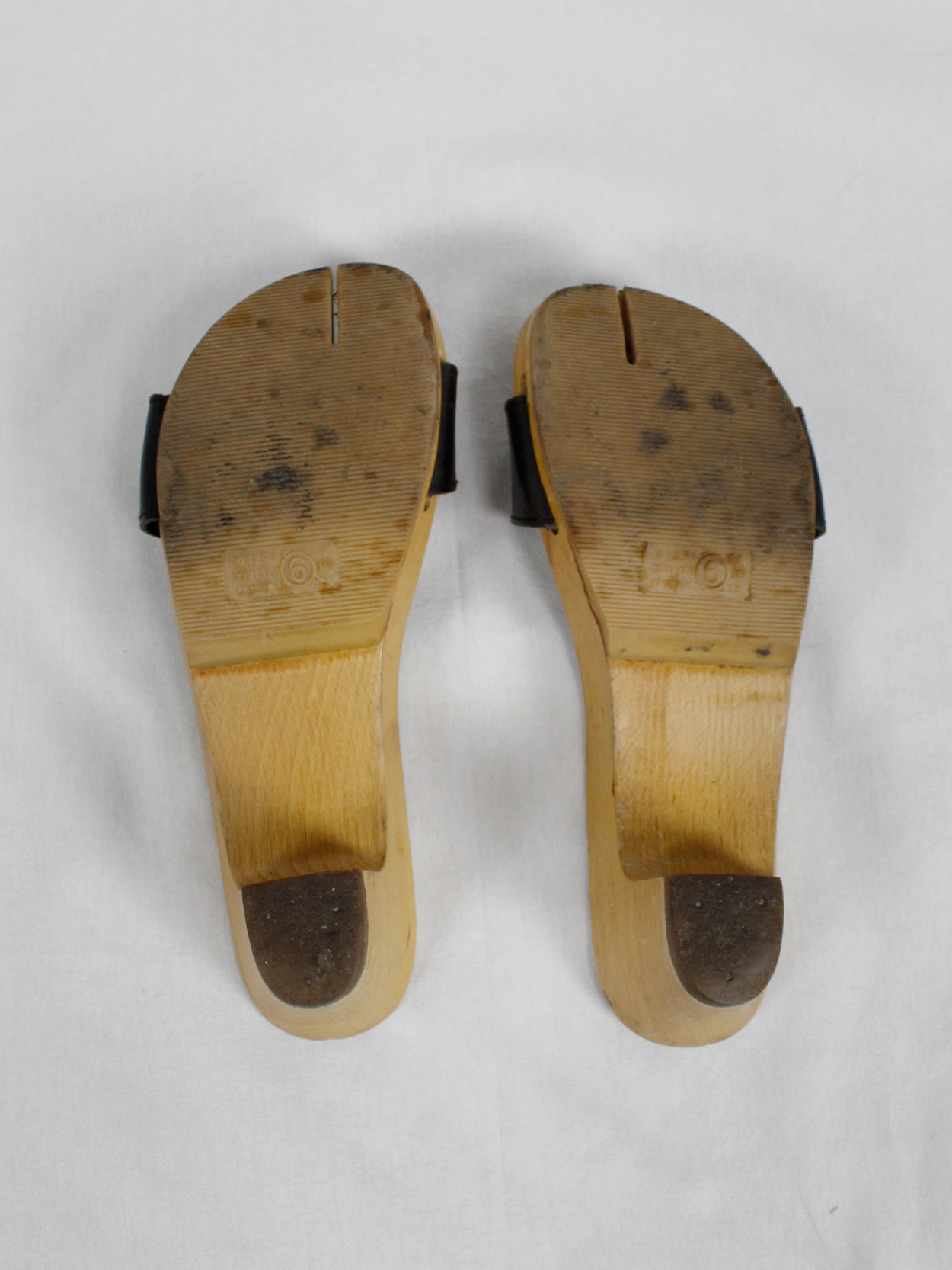 Maison Martin Margiela 6 wood tabi clogs with black leather straps (39) —  spring 2005 - V A N II T A S