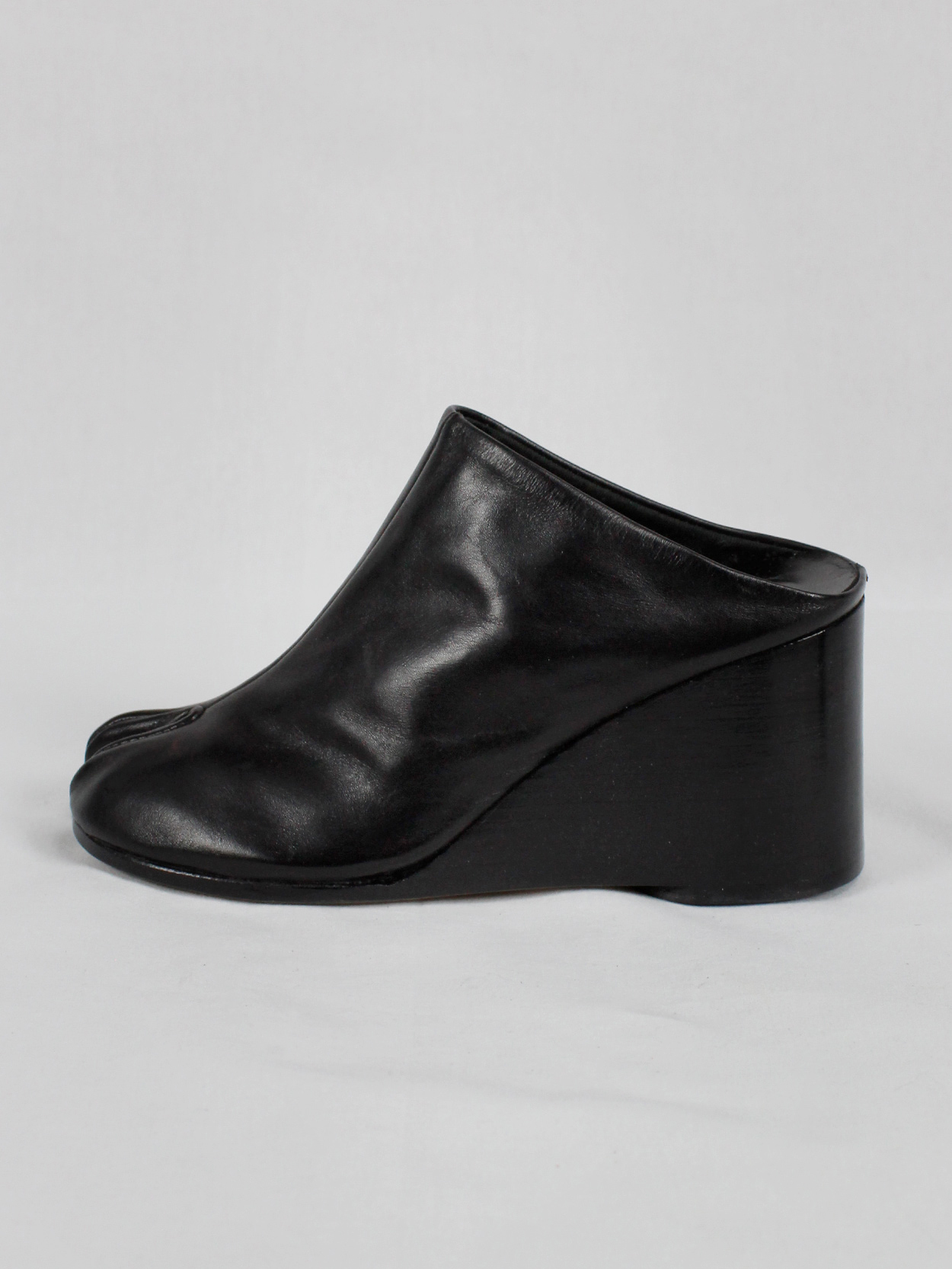 Maison Martin Margiela black tabi slippers with wedge heel spring 2002 (9)