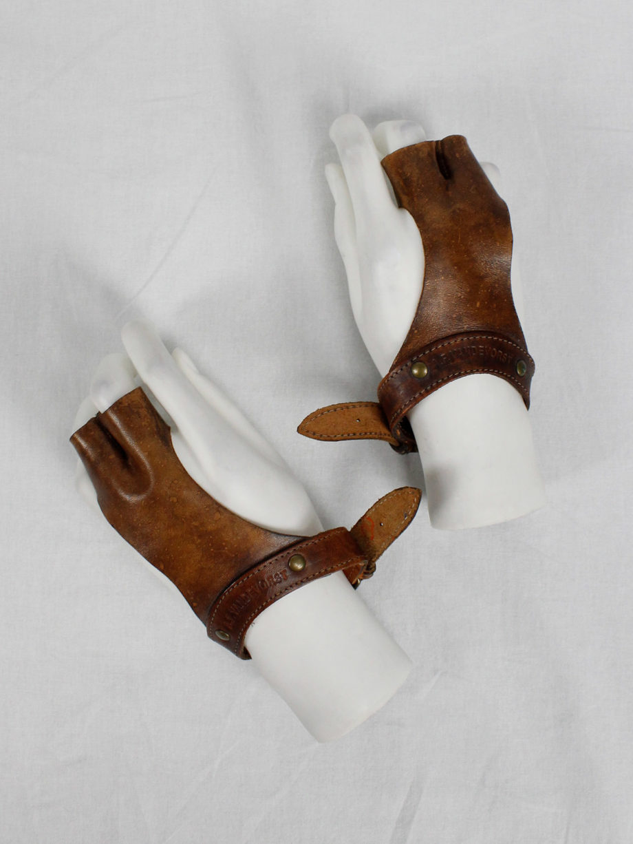 af Vandevorst brown leather two-finger gloves spring 2001 (1)