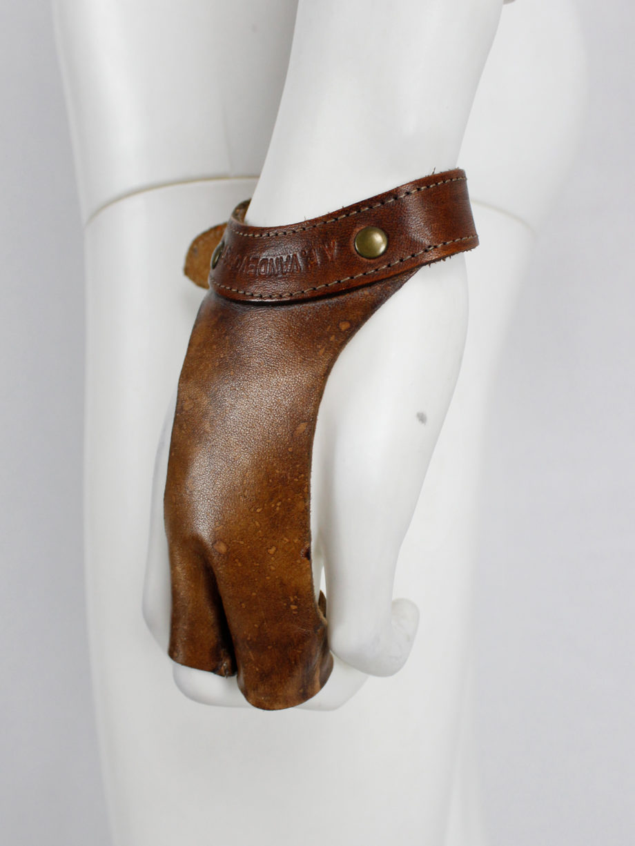 af Vandevorst brown leather two-finger gloves spring 2001 (18)