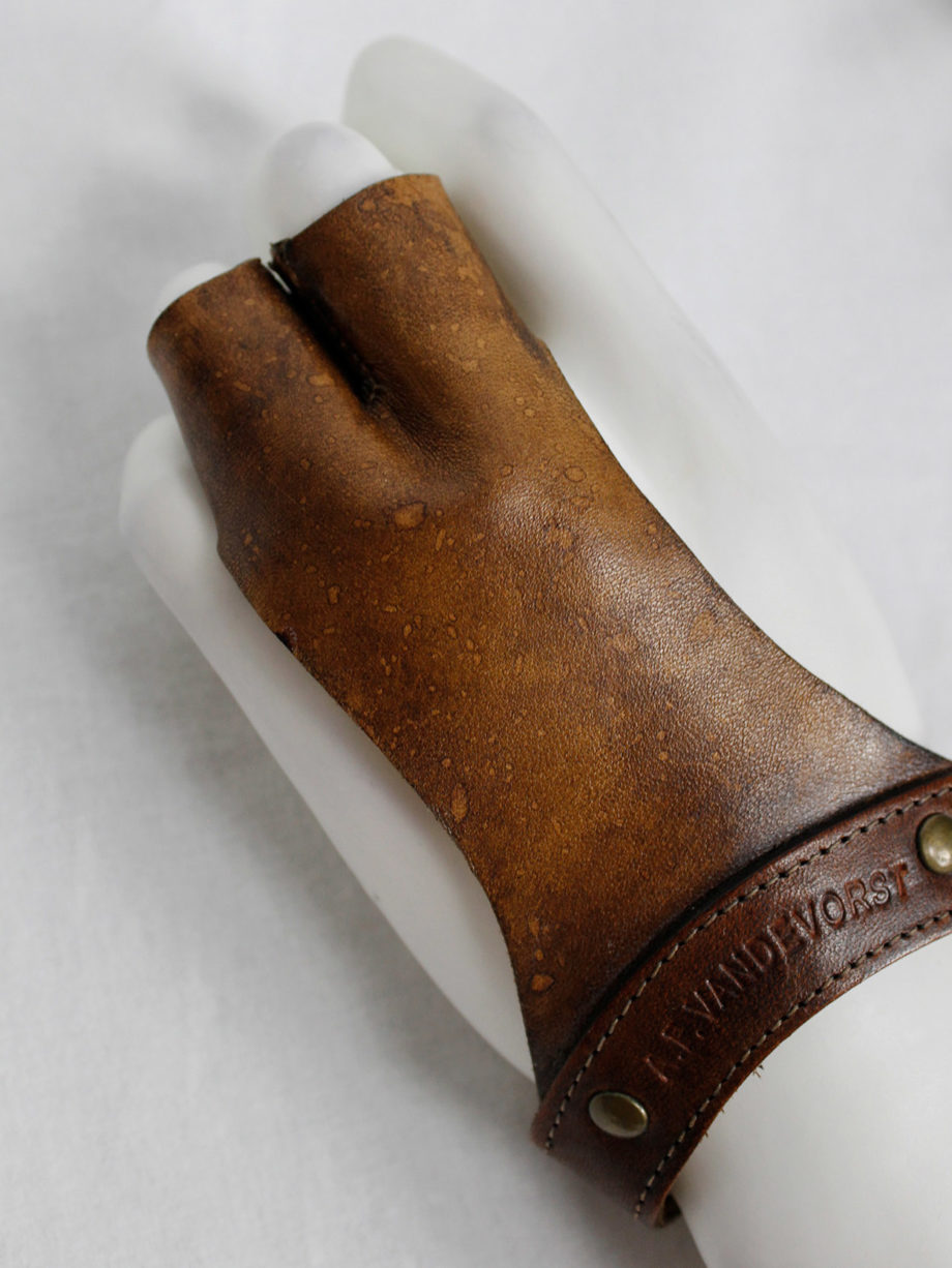 af Vandevorst brown leather two-finger gloves spring 2001 (4)