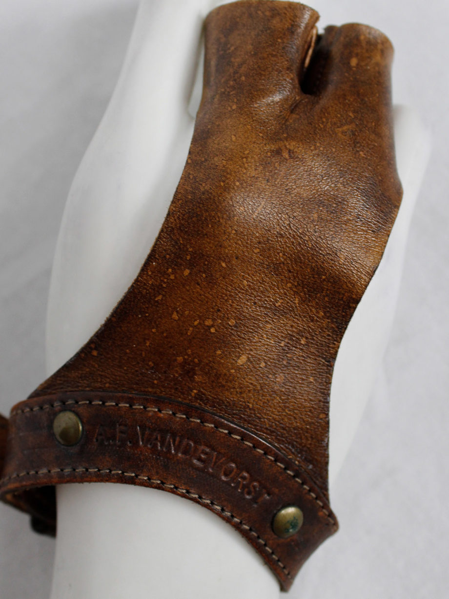 af Vandevorst brown leather two-finger gloves spring 2001 (8)