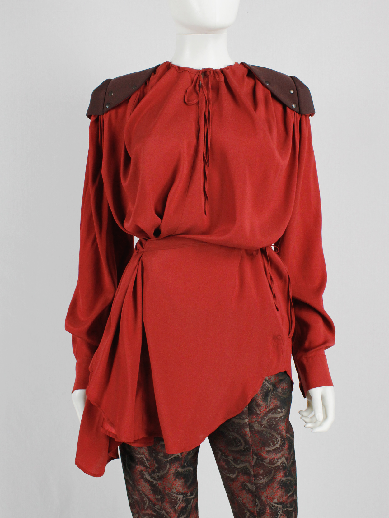 Vandevorst red blouse with brown riveted shoulder pads runway fall 2010 (6)