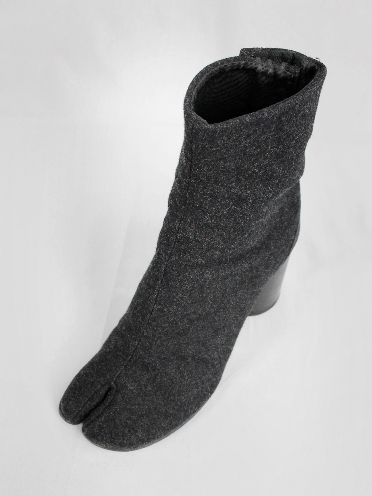Maison Martin Margiela grey felt tabi boots with cylindrical heel 1990s 90s (26)