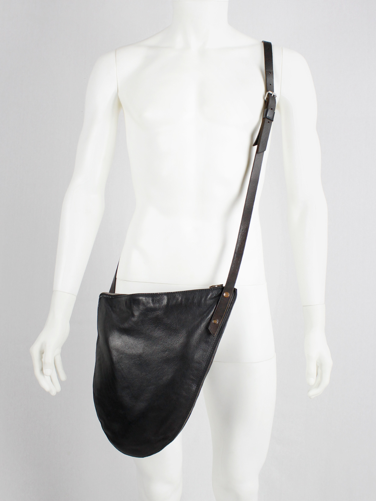 Nico Uytterhaegen black leather cross-body saddle bag - V A N II T A S