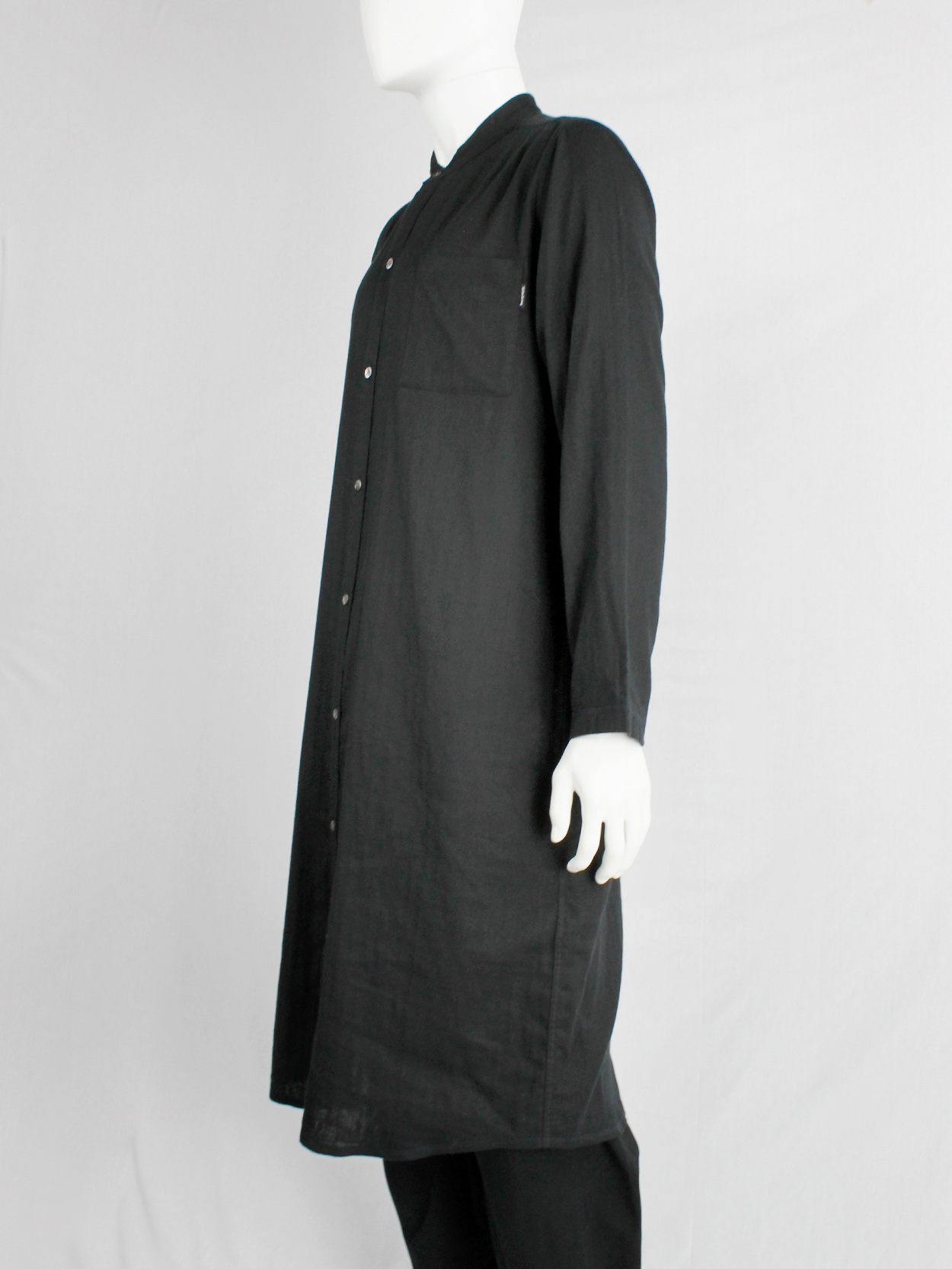 Y’s for living black extra long minimalist shirt with contrasting white buttons (13)